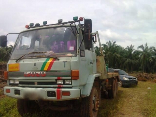 รถอีซูซุ 10 ล้อ ท้ายลาด 210 แรงม้า  สนใจติ ดต่อ 081 - 6079515