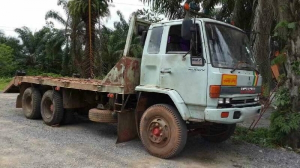 รถอีซูซุ 10 ล้อ ท้ายลาด 210 แรงม้า  สนใจติ ดต่อ 081 - 6079515