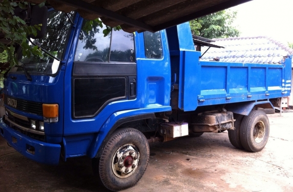 ISUZU ROCKY 175 HP 6BG1 หกล้อดั๊มพ์ กระบะดั๊มพ์เหล็ก 6 ตันความยาว 3.60 เมตรสภาพสวยจัด เครื่องแห้งแรงดี ภายในเก๋งคอนโซลสวยครบ พวงมาลัยเพาเวอร์ ระบบเบรคทริ๊ปฟี้ ช่วงล่างใหญ่คัชซีไม่มีบวม ยาง 8.25 ขอบ 16 สภาพดี 70\% พร้อมบรรทุกพร้อมใช้งาน เอกสารทะเบียนภาษีครบ