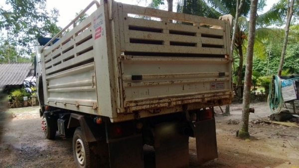 รถฮีโน่ 6 ล้อดั้ม 175 แรงม้า ปี 55  ( รถวิ่ง 13x,xxx กม. )  สนใจติดต่อ 081 - 6079515