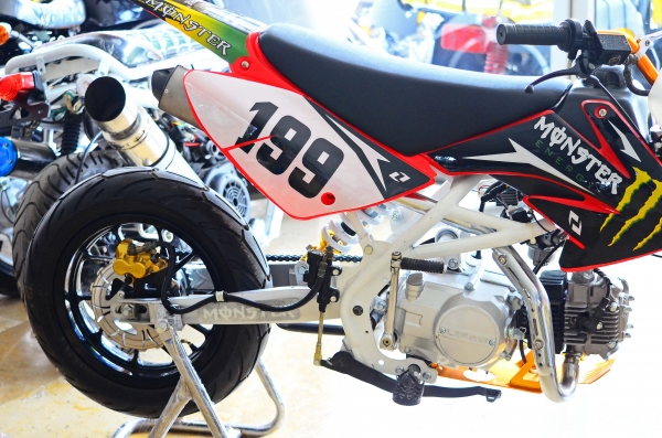 ลดล้าง stock รถ สนามเบอร์ 199 เครื่องสูตร LIFAN 125CC แรงด้วยเครื่องที่มีแรงบิดสูง ยกล้อง่ายๆ เฟรมถักรับแรงกระแทกได้สบาย กระโดดได้ โช็คหน้าหัวกลับ ท่อสูตรแต่ง และล้อ อลูมิเนียม น้ำหนักเบา ขี่ง่ายคล่องตัว โปรโมชั่น สุดท้าย เหลือเพียงไม่กี่คัน อย่ารอช้า 275