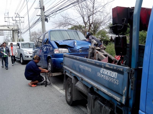 aอ้วนรถยกอยู่บางนาตราดบริการ24ชมดึงรถตกข้างทางคูน้ำ รถยก รถลาก รถสไลท์เราช่วยท่านได้a