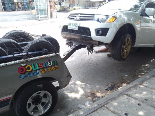 aอ้วนรถยกอยู่บางนาตราดบริการ24ชมดึงรถตกข้างทางคูน้ำ รถยก รถลาก รถสไลท์เราช่วยท่านได้a