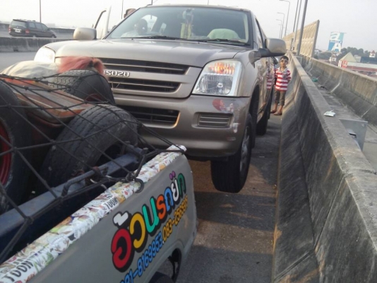 aอ้วนรถยกอยู่บางนาตราดบริการ24ชมดึงรถตกข้างทางคูน้ำ รถยก รถลาก รถสไลท์เราช่วยท่านได้a