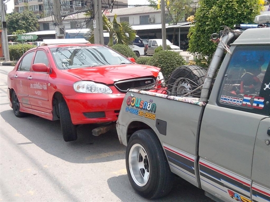 aอ้วนรถยกอยู่บางนาตราดบริการ24ชมดึงรถตกข้างทางคูน้ำ รถยก รถลาก รถสไลท์เราช่วยท่านได้a