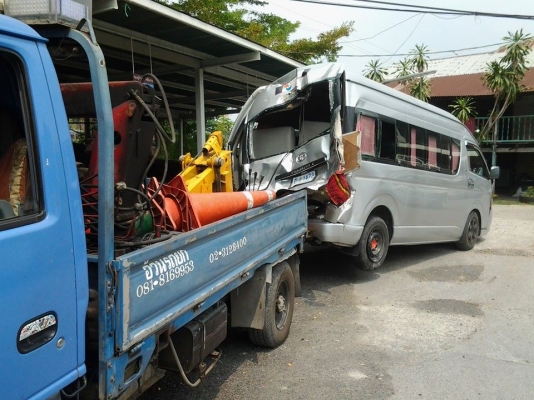 aอ้วนรถยกอยู่บางนาตราดบริการ24ชมดึงรถตกข้างทางคูน้ำ รถยก รถลาก รถสไลท์เราช่วยท่านได้a