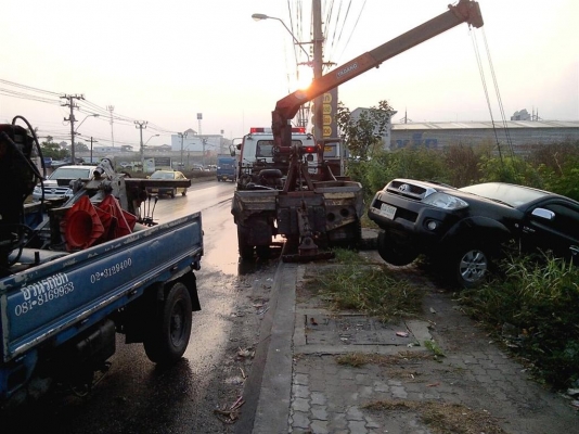 aอ้วนรถยกอยู่บางนาตราดบริการ24ชมดึงรถตกข้างทางคูน้ำ รถยก รถลาก รถสไลท์เราช่วยท่านได้a