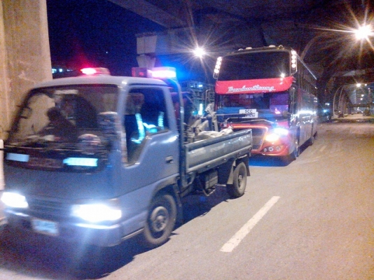 aอ้วนรถยกอยู่บางนาตราดบริการ24ชมดึงรถตกข้างทางคูน้ำ รถยก รถลาก รถสไลท์เราช่วยท่านได้a