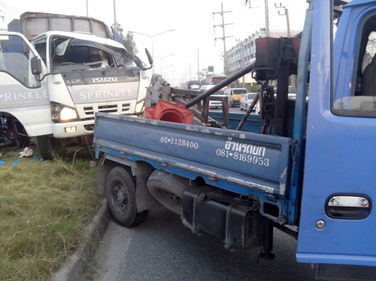 aอ้วนรถยกอยู่บางนาตราดบริการ24ชมดึงรถตกข้างทางคูน้ำ รถยก รถลาก รถสไลท์เราช่วยท่านได้a