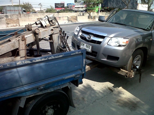 aอ้วนรถยกอยู่บางนาตราดบริการ24ชมดึงรถตกข้างทางคูน้ำ รถยก รถลาก รถสไลท์เราช่วยท่านได้a