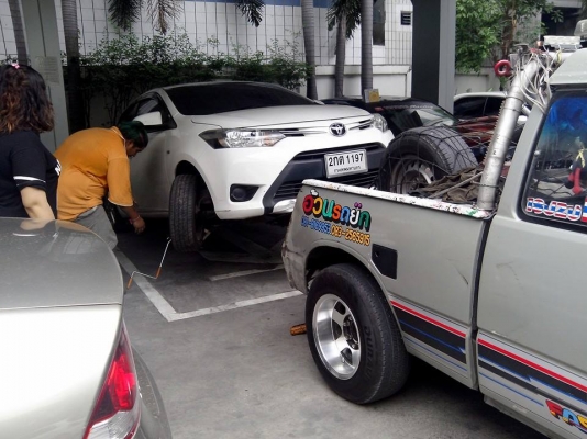 aอ้วนรถยกอยู่บางนาตราดบริการ24ชมดึงรถตกข้างทางคูน้ำ รถยก รถลาก รถสไลท์เราช่วยท่านได้a