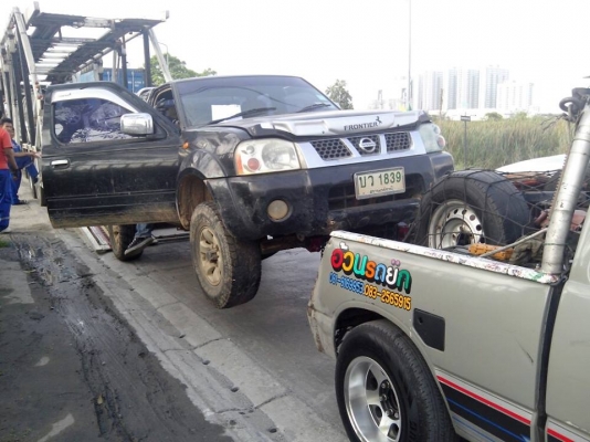 aอ้วนรถยกอยู่บางนาตราดบริการ24ชมดึงรถตกข้างทางคูน้ำ รถยก รถลาก รถสไลท์เราช่วยท่านได้a