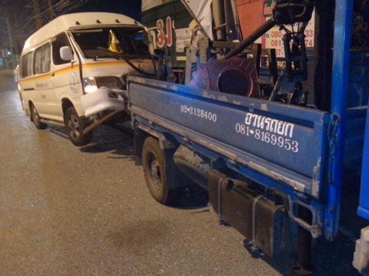 aอ้วนรถยกอยู่บางนาตราดบริการ24ชมดึงรถตกข้างทางคูน้ำ รถยก รถลาก รถสไลท์เราช่วยท่านได้a