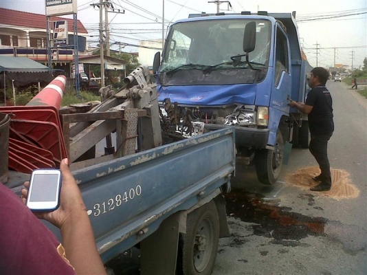 aอ้วนรถยกอยู่บางนาตราดบริการ24ชมดึงรถตกข้างทางคูน้ำ รถยก รถลาก รถสไลท์เราช่วยท่านได้a