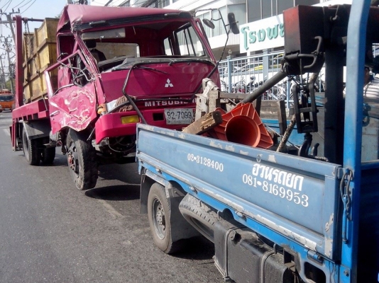 aอ้วนรถยกอยู่บางนาตราดบริการ24ชมดึงรถตกข้างทางคูน้ำ รถยก รถลาก รถสไลท์เราช่วยท่านได้a