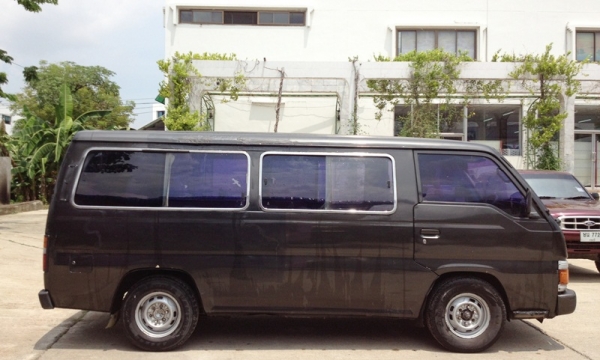 ขายรถตู้ เครื่องดีเซลTD27 พร้อมใช้งาน 082-381-6797 วิ่งทางไกลสบายเลย