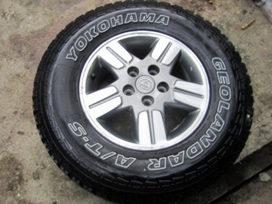 ขายแยกล้อแม็ก vigo มี 3 วงพร้อมยาง