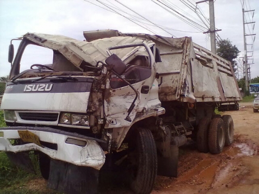 รถอุบ้ติเหตุ....270แรง ไม่หนักเท่าไหร่...(เสียดายรถสวยๆ).