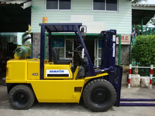 ขายรถโฟล์คลิฟท์  KOMATSU  FG40-4  (รถนอกนำเข้า สภาพ 90\% ทำงาน 1,900  ชม. ) ราคาถูกสุดในรถ 4 ตัน  เครื่องยนต์แก๊ส  เกียร์ออโตเมติค  เสาสูง  3 เมตร  งา 1,070  มม.  ยางลม  4 ล้อ