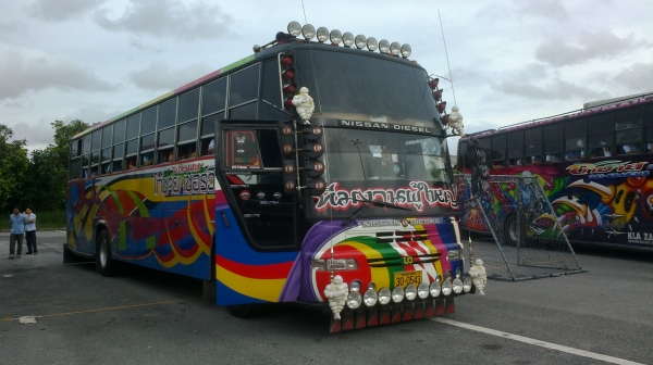 รถบัสชั้นครึ่งเชิดชัย