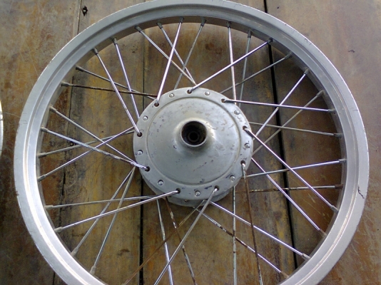 ล้อเงิน  ใส่ซูซูกิคริสตัลอยู่  หน้า  หลัง