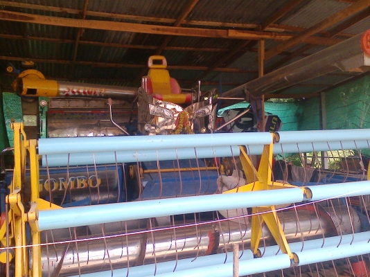 รถเกี่ยวข้าวอุ้ม วรพจน์