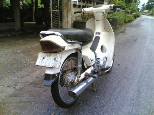 ขายดรีมคุรุสภาสีขาวทะเบียนโอนเครื่องพอใช้อะไหร่เดิมขาดบังโซ่ภาษีขาดปี 52ขาย 11500 บาท