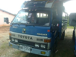 ขายรถ 6 ล้อโดยสารบรรทุกคนงาน TOYOTA BU30 เครื่อง 85 แรงม้า กระบะกว้าง 1.90 เมตร ยาว 4.40 เมตร ราคา 190000