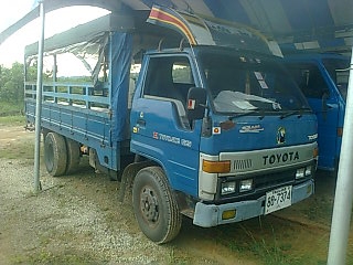 ขายรถ 6 ล้อโดยสารบรรทุกคนงาน TOYOTA BU30 เครื่อง 85 แรงม้า กระบะกว้าง 1.90 เมตร ยาว 4.40 เมตร ราคา 190000