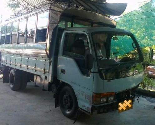 ISUZU NKR 110 HP 4BE1 ปี 39 หัวการ์ตูน กระบะมีหลังคาโดยสาร รถต้องเก็บรายละเอียดหัวเก๋งและคัชซีฝั่งซ้ายมือ ที่เหลือยังใช้งานได้ดีปกติไม่มีปัญหาครับ ราคาต่อรองได้นะครับ