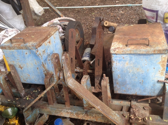 ขายเครื่องหยอดข้าวโพด/ถั่วลิส่งสภาพพร้อมใช้งานราคาถูก