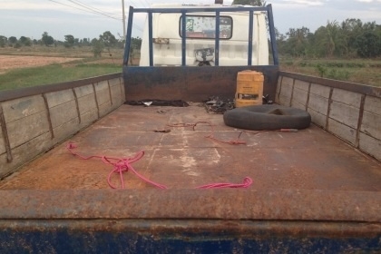 HINO KM 350 - 100 HP DM100 กระบะเหล็กคาร์โก้ความยาว 4.30 เมตร เครื่องแห้งแรงดี หัวเก๋งของ HINO FB117 สภาพดีกระจกและอะไหล่มีให้ครบทุกชิ้นส่วนครับ ช่วงล่างใหญ่คานหน้าเฟืองท้ายติด F ครบหมดแล้ว ยางสภาพดี 6 เส้นประมาณ 70\% พร้อมใช้งาน ราคาต่อรองได้ครับ