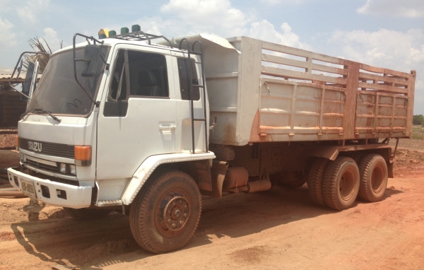 ISUZU ROCKY FVZ 175 HP 6BG1 สิบล้อดั๊มพ์ 2 เพลา กระบะดั๊มพ์เหล็ก 12 ตันสภาพสวยไม่มีผุกร่อน เครื่องแน่นแรงดีไม่เยิ้ม ภายในเก๋งคอนโซลสวยครบพร้อม แอร์เย็น พวงมาลัยเพาเวอร์ ช่วงล่างคัชซีไม่มีแตกไม่มีบวม ยางสภาพดี 10 เส้นประมาณ 70\% พร้อมบรรทุกพร้อมใช้งานได้เลย