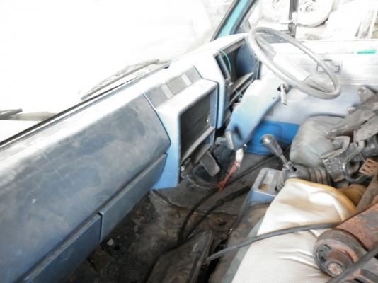 ขาย หัวเก๋ง ISUZU NPR 115 มีหูช้าง ยังไม่เคยทำสี เดิมบาง ภายในสวย ครบ  อุปกรณ์ครบ  กระจกครบทุกบาน  เป็นรุ่นเกียร์สั้น มีสายเกียร์ให้ด้วยแล้ว มีใบคุมหัวให้  มีชุดดีดหน้า แท่นรับหลัง หัวยกลง