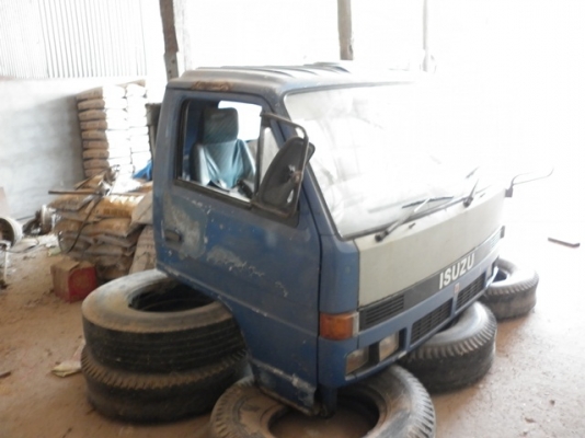 ขาย หัวเก๋ง ISUZU NPR 115 มีหูช้าง ยังไม่เคยทำสี เดิมบาง ภายในสวย ครบ  อุปกรณ์ครบ  กระจกครบทุกบาน  เป็นรุ่นเกียร์สั้น มีสายเกียร์ให้ด้วยแล้ว มีใบคุมหัวให้  มีชุดดีดหน้า แท่นรับหลัง หัวยกลง