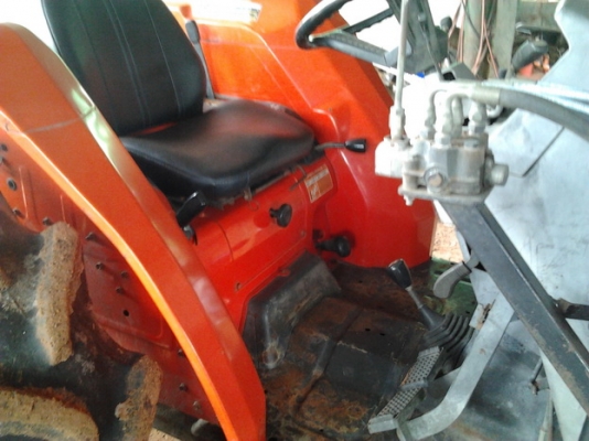 ***ขายแล้วครับขอบคุณ Truck2hand***ปรับราคา ไม่ได้ใช้งานแล้วครับ ขาย รถไถ 2เพลา KUBOTA GL-32  4WD เก่านอก 32HP สภาพดี เครื่อง3สูบ เทียบเท่า34HPไทย แห้งแรงดี สตาร์ทติดง่าย ไม่หลวม ปั็มดีไม่เยิ้ม แขนดีไม่มีปะ พร้อมอุปกรณ์2ชิ้น ใบดัน กับโรตารี่  สภาพดี พร้อมย