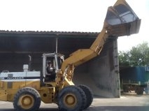 รถตัก  ล้อยาง สวย พร้อมใช้ ติดต่อ หงส์ 089-2359815