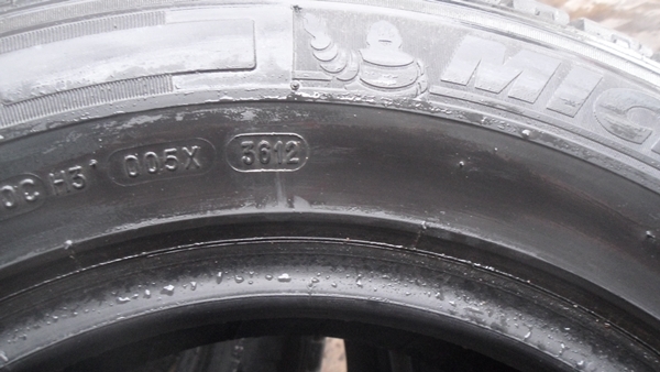 ขายยางใส่กะบะ  MICHALIN 205/60 R 15 ปี 3612 ดอกยางเต็มเท่ากันหมด