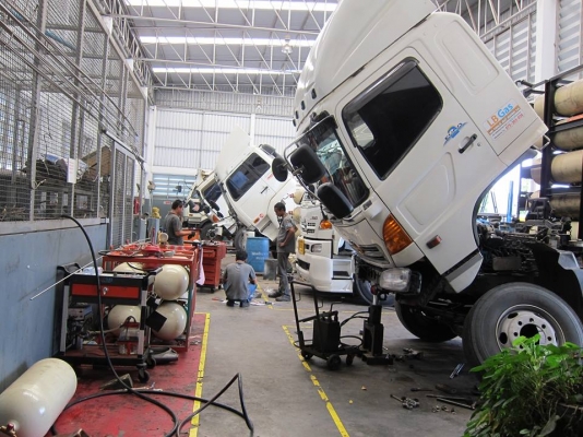 .....ขายรถบรรทุกหัวลากพร้อมงานวิ่ง. บริการติดตั้งถัง NGV แบบ 15 ถัง ขายขาถังเหล็ก. ดัดแปลง. มือสอง. สำหรับ. ติดตั้ง. รถบรรทุก. HINO NGV 8-10 ถัง ราคาพิเศษสำหรับรถหัวลาก เพื่อลดต้นทุน. ทำกำไรเพิ่ม. ประหยัดเวลา. เพิ่มจำนวนเที่ยว. ไม่ต้องเสียเวลาคนขับและเจ้า