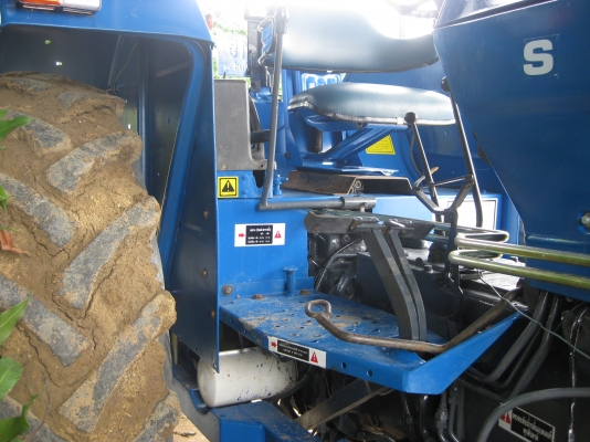 ขาย FORD 6640 New Holland 4x4WD เกียร์กลาง ปี 95 ทะเบียนเต็มพร้อมโอน