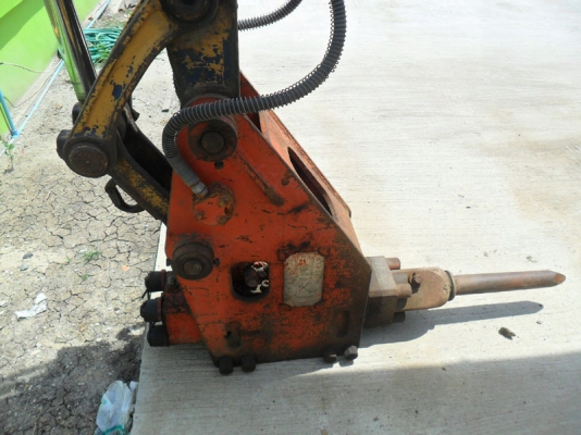 Komatsu PC60-6 บุ้งกี๋ + หัวเจาะ เก่านอก สภาพเต็ม ๆ Komatsu PC60-6 บุ้งกี๋ + หัวเจาะ เก่านอก สภาพเต็ม ๆ