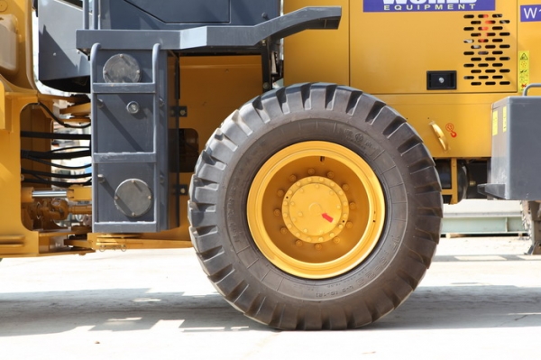 รถตักล้อยาง World W136&amp;W156 ขนาด 2-3 คิว รถใหม่ รับประกัน 1 ปี