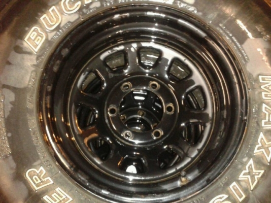 ขายยางขนาด 33x12.5x15 พร้อมกะทะร็อคแท้ออฟ -28 ยางปี09