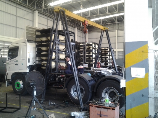 .......ขายรถบรรทุกหัวลากพร้อมงานวิ่ง. บริการติดตั้งถัง NGV แบบ 15 ถัง ขายขาถังเหล็ก. ดัดแปลง. มือสอง. สำหรับ. ติดตั้ง. รถบรรทุก. HINO NGV 8-10 ถัง ราคาพิเศษสำหรับรถหัวลาก เพื่อลดต้นทุน. ทำกำไรเพิ่ม. ประหยัดเวลา. เพิ่มจำนวนเที่ยว. ไม่ต้องเสียเวลาคนขับและเจ