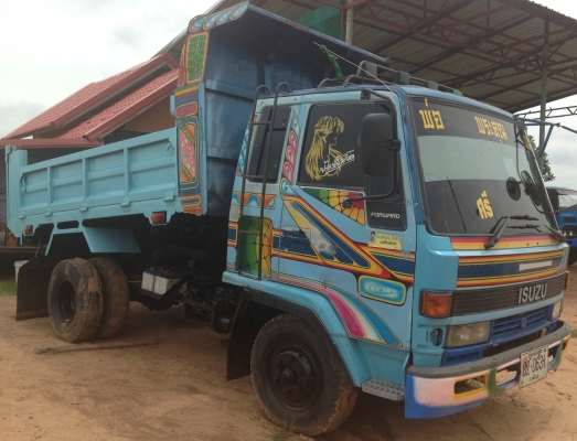 ISUZU ROCKY 195 HP 6HE1 หกล้อดั๊มพ์ หัวเก๋งแล็ปลายสวยภายในคอนโซลสวยครบพร้อม แอร์เย็น พวงมาลัยเพาเวอร์ ระบบเบรคทริ๊ปฟี้ครบพร้อม กระบะดั๊มพ์เหล็ก 6 ตันความยาว 3.60 เมตรไม่มีผุกร่อน ช่วงล่างยาง 8.25 ขอบ 16 เอกสารทะเบียนครบพร้อมโอน ราคาต่อรองได้ครับ