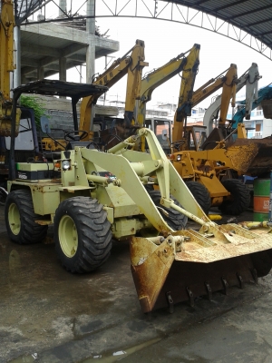 ต้องการขายรถล้อยางตักยี่ห้อ mitsubishi-ws300A-TURBO จากญี่ปุ่น