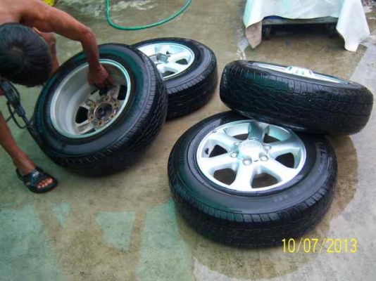 ขายแม็กกระบะ  อีซูซุ  สวยๆ  ขอบ 16  มีฝาครบ