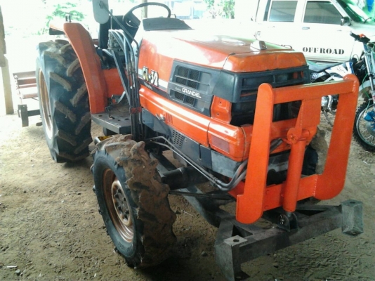 KUBOTA GL-32 2 เพลา รถสภาพเก่านอก อุปกรณ์มีให้พร้อม โรตารี่ มีใบมีดดันหน้าสภาพดีพร้อมทำงานได้เลย เครื่องเดิมปั๊มเดิมแห้งดีทั้งคันไม่มีเยิ้มเลยครับ ช่วงล่างแน่นดี ยางสภาพดี 4 เส้นหน้าหลังประมาณ 90\% พร้อมทำงานได้เลย เอกสารสัญญาซื้อขาย ราคาต่อรองได้นะครับ KUBOTA GL-32 2 เพลา รถสภาพเก่านอก อุปกรณ์มีให้พร้อม โรตารี่ มีใบมีดดันหน้าสภาพดีพร้อมทำงานได้เลย เครื่องเดิมปั๊มเดิมแห้งดีทั้งคันไม่มีเยิ้มเลยครับ ช่วงล่างแน่นดี ยางสภาพดี 4 เส้นหน้าหลังประมาณ 90\% พร้อมทำงานได้เลย เอกสารสัญญาซื้อขาย ราคาต่อรองได้นะครับ