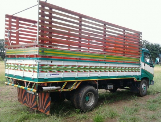 HINO FB 117 HP WO4D กระบะคอกไม้ความยาว 5 เมตรสภาพสวยจัด เครื่องแห้งแรงดีไม่มีเยิ้ม ภายในห้องเก๋งคอนโซลสวยครบ แอร์ พวงมาลัยเพาเวอร์ ช่วงล่างใหญ่คัชซีสวย เฟืองท้ายใหญ่ติด F ครบแล้ว ยาง 8.25 ขอบ 16 สภาพดี 70\% พร้อมบรรทุกพร้อมใช้งานได้เลย เอกสารทะเบียนภาษีครบ HINO FB 117 HP WO4D กระบะคอกไม้ความยาว 5 เมตรสภาพสวยจัด เครื่องแห้งแรงดีไม่มีเยิ้ม ภายในห้องเก๋งคอนโซลสวยครบ แอร์ พวงมาลัยเพาเวอร์ ช่วงล่างใหญ่คัชซีสวย เฟืองท้ายใหญ่ติด F ครบแล้ว ยาง 8.25 ขอบ 16 สภาพดี 70\% พร้อมบรรทุกพร้อมใช้งานได้เลย เอกสารทะเบียนภาษีครบ