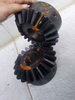 คู่ละ 500 บาทเฟื่องดอกจอก (BEVEL GEARS) ของใหม่ยังไม่ได้ใช้ขนาด 5 นิ้ว รูใน 38 มม.(มี10 ตัว)